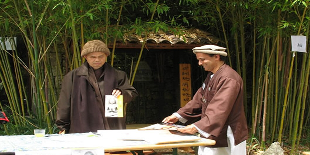 Thich Nhat Hanh with Shantum Seth endorsing "In the Footsteps of the Buddha". Pulm Village 2006